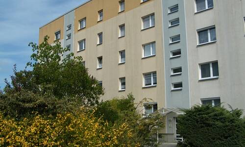 Nur wenige Stufen ins Glück! - Geräumige Erdgeschosswohnung mit Balkon am schönen Lindengarten gelegen