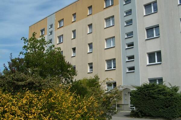 Nur wenige Stufen ins Glück! - Geräumige Erdgeschosswohnung mit Balkon am schönen Lindengarten gelegen