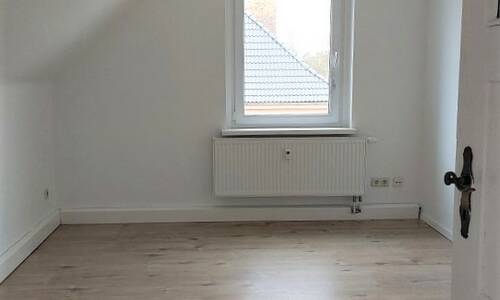 Ideal für Pendler und Gartenfreunde! - Gemütliche und bezugsfertige Dachgeschosswohnung in verkehrsgünstiger Lage